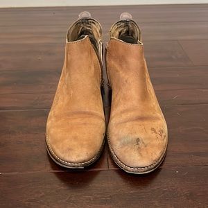 Size 7.5 Steve Madden tan short boots